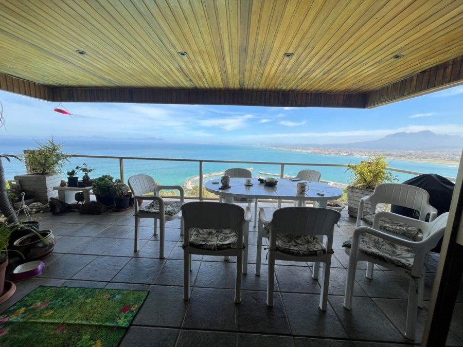  Bedroom Property for Sale in Mountainside Western Cape